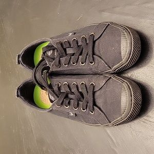 Cariuma OCA Low All Black Canvas Sneakers